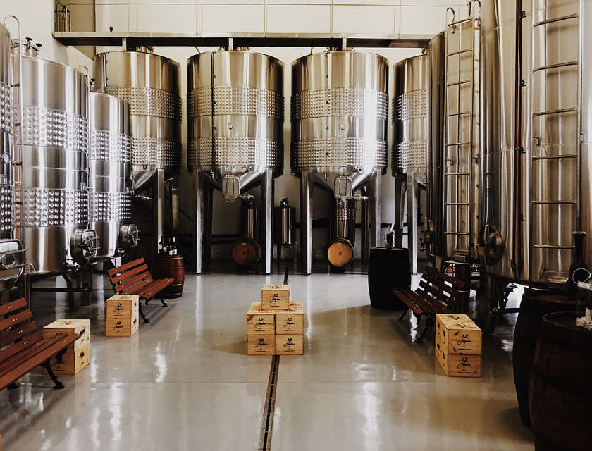 Tanques de fermentación de acero inoxidable.