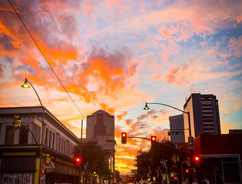 Vista de la ciudad de Tucson, Arizona, al atardecer.