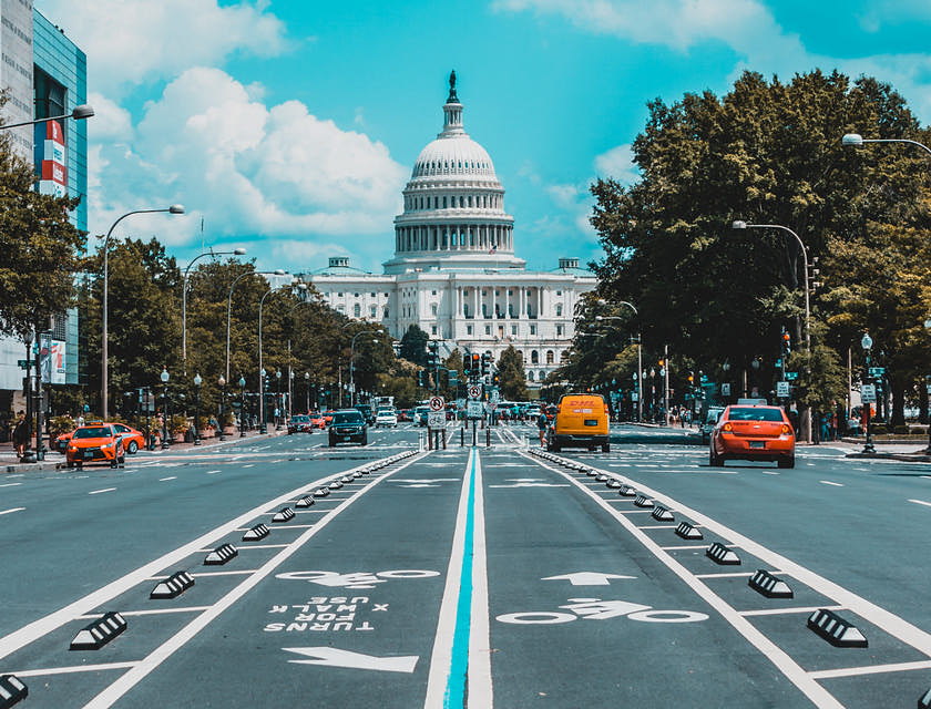 Vista del Capitolio de los Estados Unidos desde la calle, en Washington, D. C.