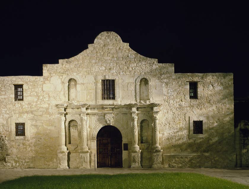 Una fotografía tomada del Alamo, Texas, de noche.