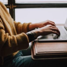 Acércate a foros nicho, grupos en redes sociales y newsletters.