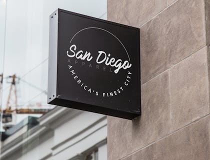 El lema de un negocio forma un círculo alrededor del nombre de la empresa.