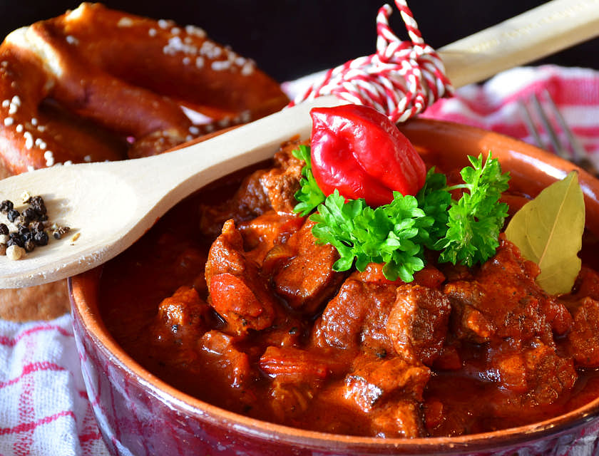 Goulash de ternera en un restaurante húngaro.