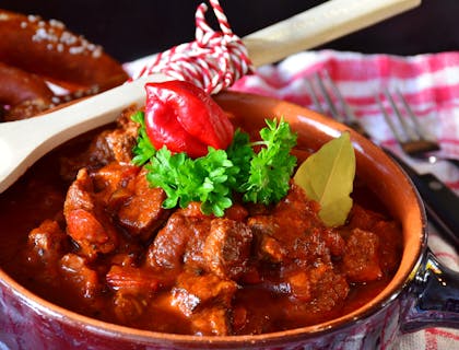 Prato de goulash em um restaurante húngaro.