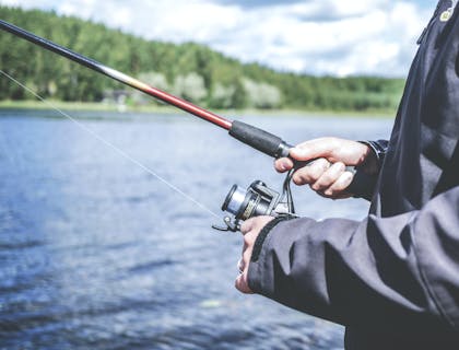 Pessoa pescando.