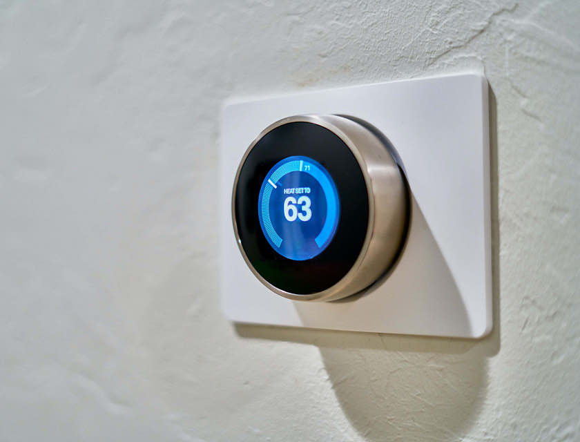 Un thermostat affichant le nombre 63.
