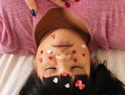 Mulher deitada em uma cama em uma sessão de hipnose.