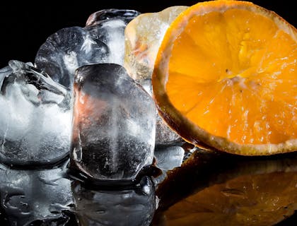 Des glaçons et une tranche d'orange.