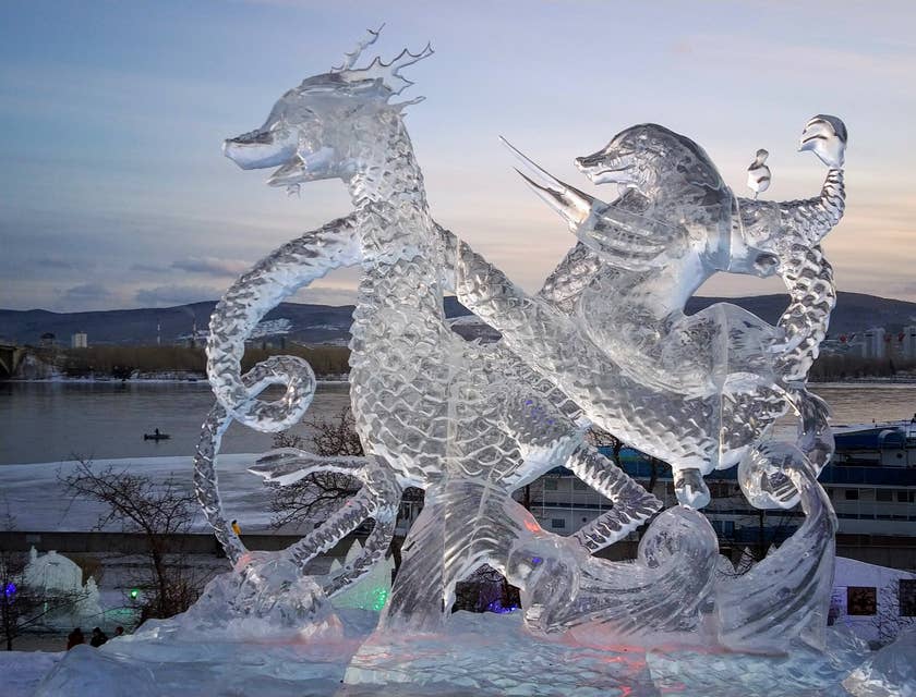 Una intricata scultura di ghiaccio raffigurante un drago.