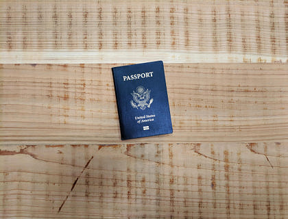 Un passaporto nell’ufficio di un servizio immigrazione.