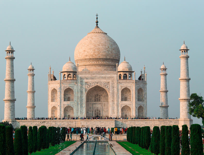 Des touristes se promènent devant le Taj Mahal en Inde.