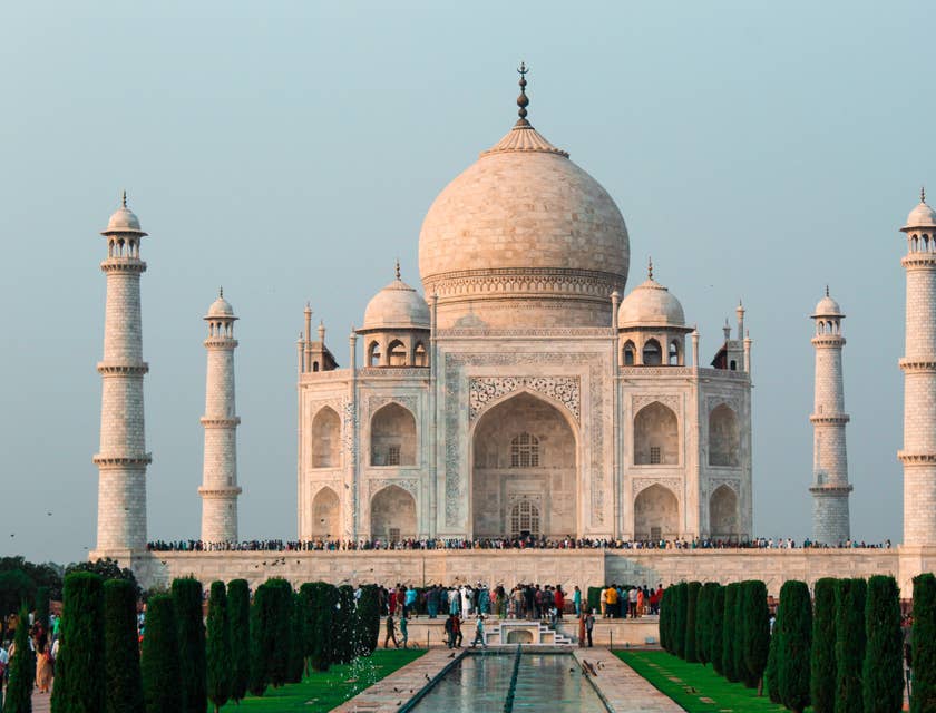 Des touristes se promènent devant le Taj Mahal en Inde.