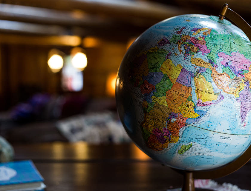 Mappamondo in cui si possono notare diversi Stati dell'Africa, dell'Europa e dell'Asia.