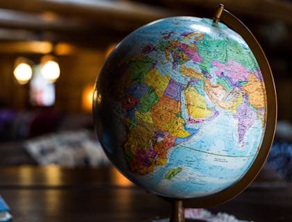 Países internacionais em um globo.