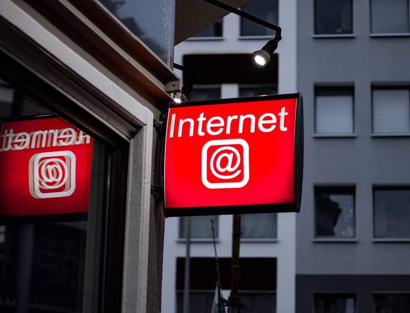 Signes lumineux d'une entreprise d'internet.