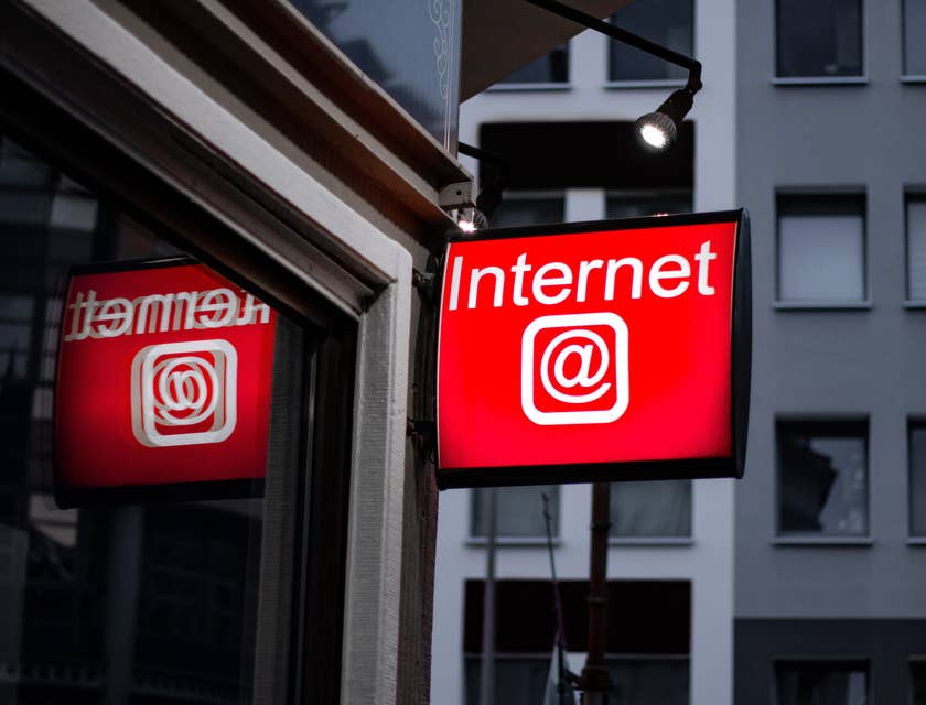 Uma placa vermelha e branca de uma empresa de internet.