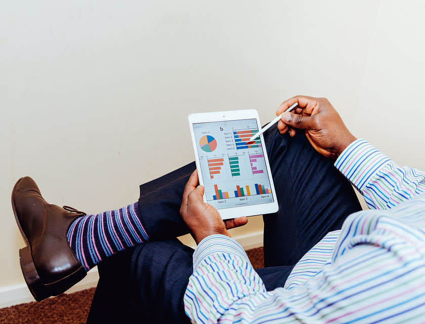 Un consulente di investimenti - o consulente finanziario - che controlla un portafoglio di investimenti.