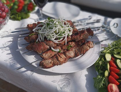 Un plato con carne iraní servido en un restaurante iraní.