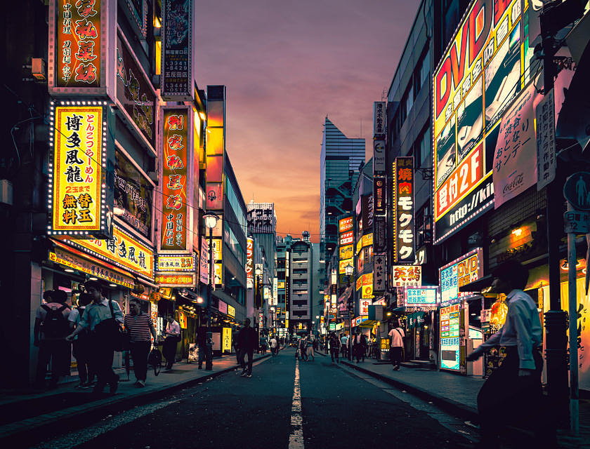 Pessoas andando nas ruas de Tóquio, Japão.