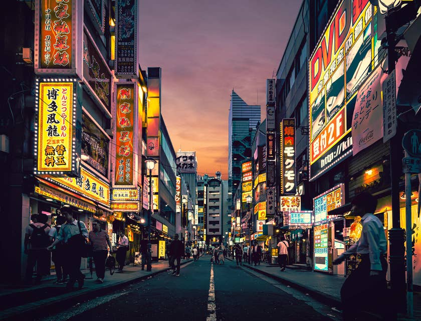 Pessoas andando nas ruas de Tóquio, Japão.