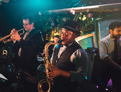 Un groupe de jazz jouant dans un club de jazz.