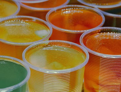 Un assortiment de pots de gelées de différentes couleurs.