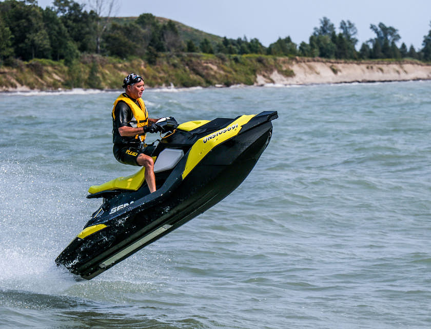 Un homme sur jet ski jaune et noir.