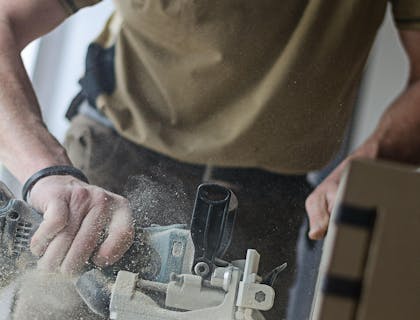 Équipement de menuiserie utilisé sur des pièces en bois en préparation pour l'assemblage.