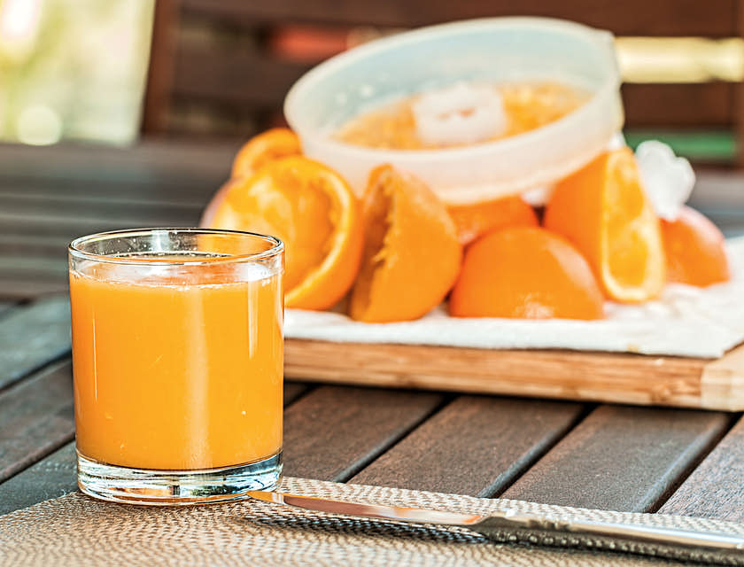 Un jus d'orange fraîchement pressé sur la table d'un café.