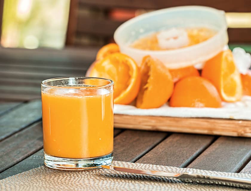 Un jus d'orange fraîchement pressé sur la table d'un café.