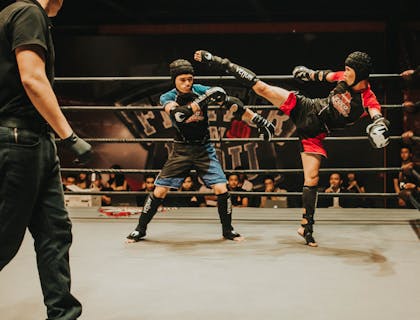 Deux hommes dans une compétition de kickboxing