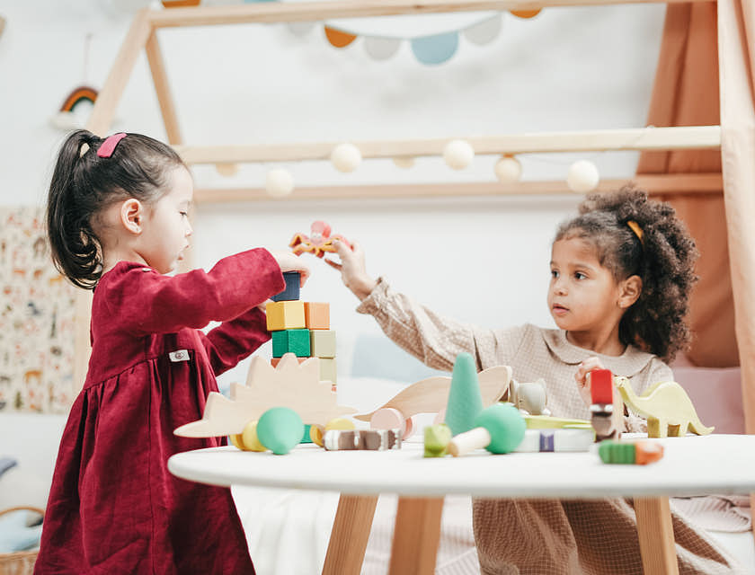 Dos niñas jugando con bloques en un negocio infantil.