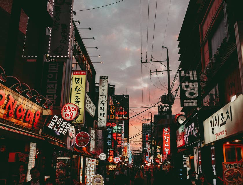 Entreprises coréennes dans une ville la nuit.