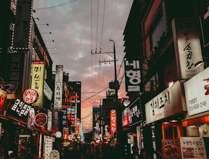 Un negocio coreano en la noche.