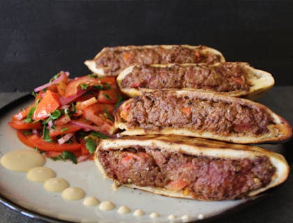 Una pietanza tipica della cucina kosher servito su un piatto di ceramica bianca.