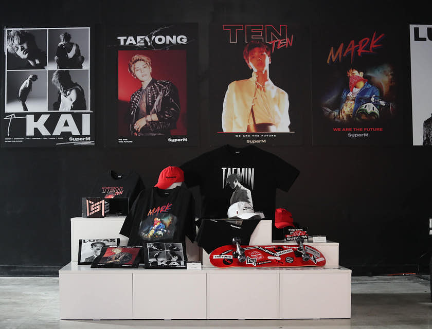 Uma loja vendendo itens de K-pop.