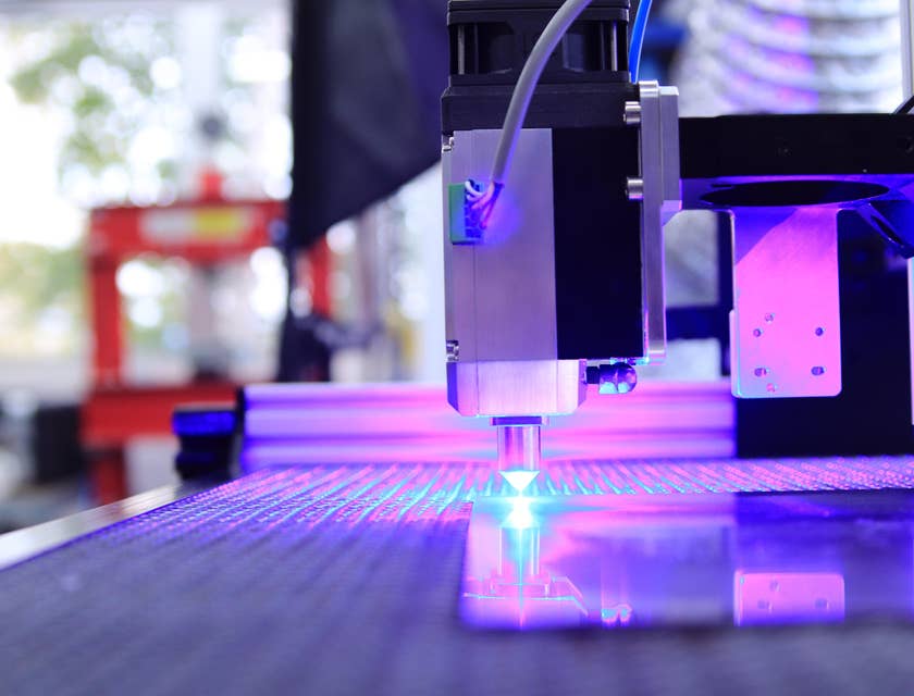 Une machine de découpe laser dans une entreprise de découpe laser.