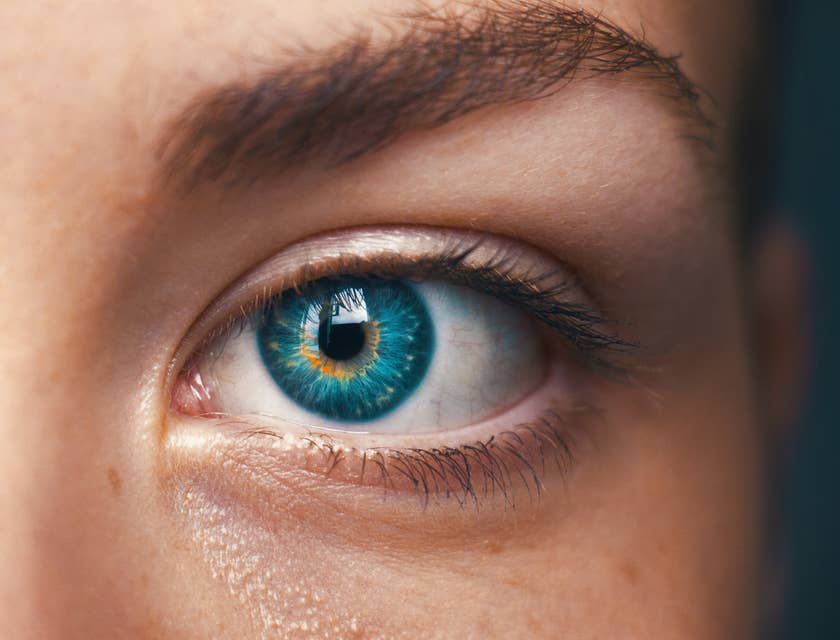 Persona capaz de ver después de la cirugía ocular con láser.