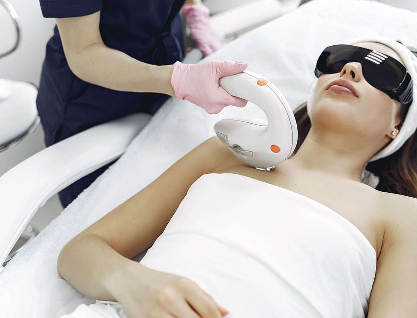Il salone di un'estetista o lo studio di un dermatologo dove viene effettuato un trattamento di epilazione laser.