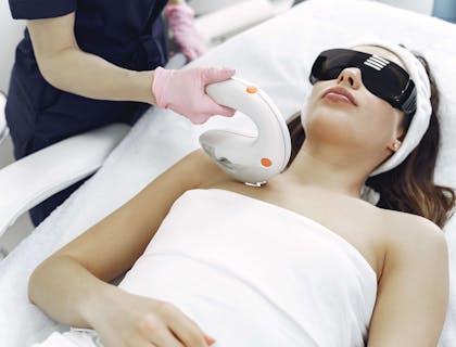 Una sala de tratamientos de belleza cosmética con equipo de depilación láser en un negocio de depilación láser.