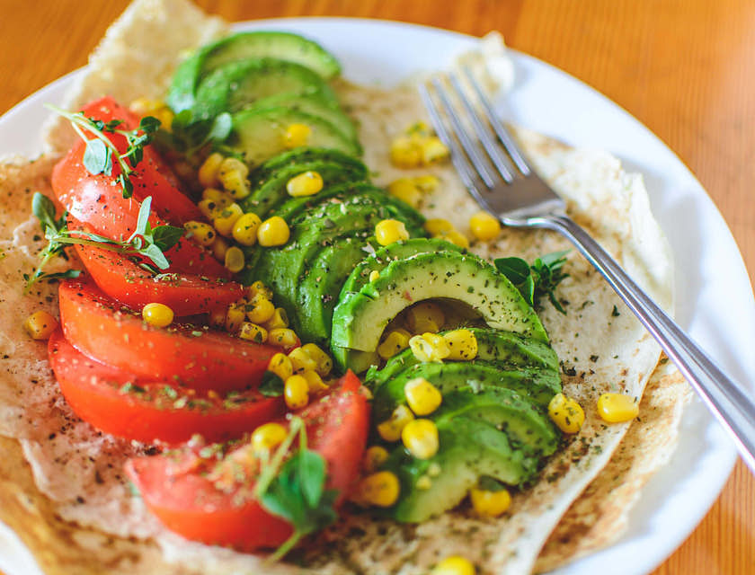 Tortilla com vegetais em um restaurante latino-americano.