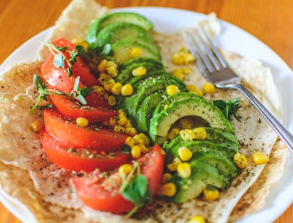 Vegetales sobre una tortilla en un restaurante latinoamericano.