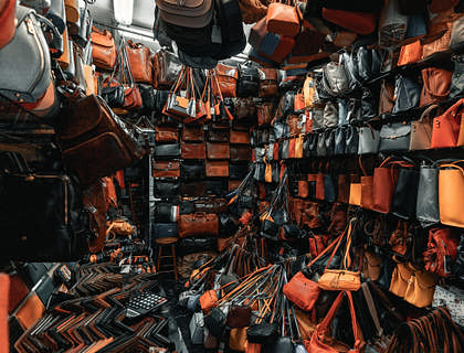 Productos de piel exhibidos en una tienda.