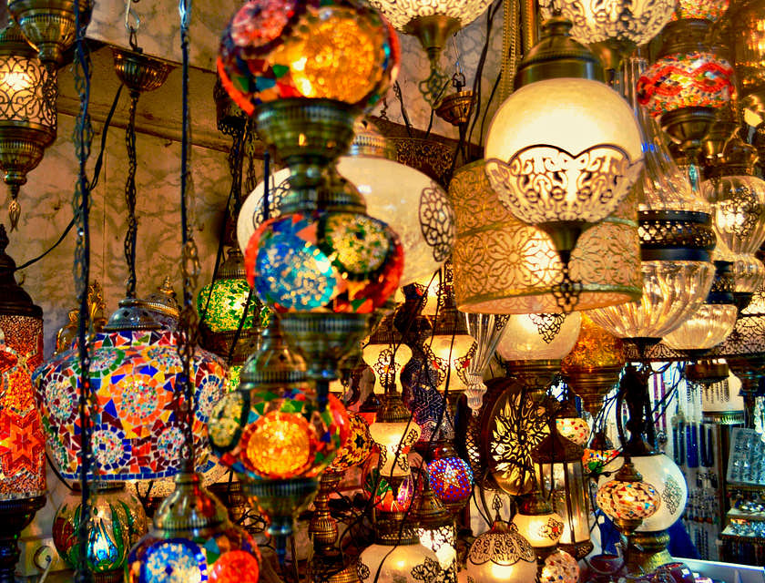 Decine di lampade appese al soffitto e al muro di un negozio di illuminazione.