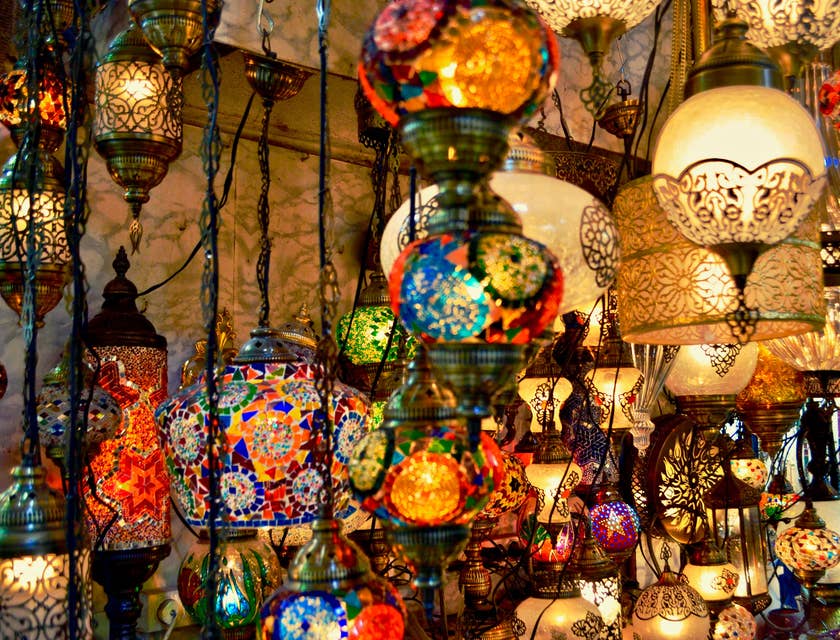 Cientos de lámparas en un negocio de iluminación.