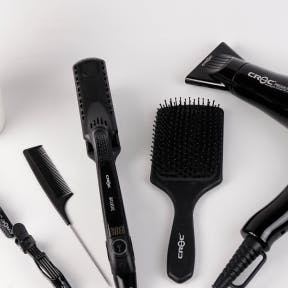 Faites une liste de mots associés aux instruments et techniques de coiffure.