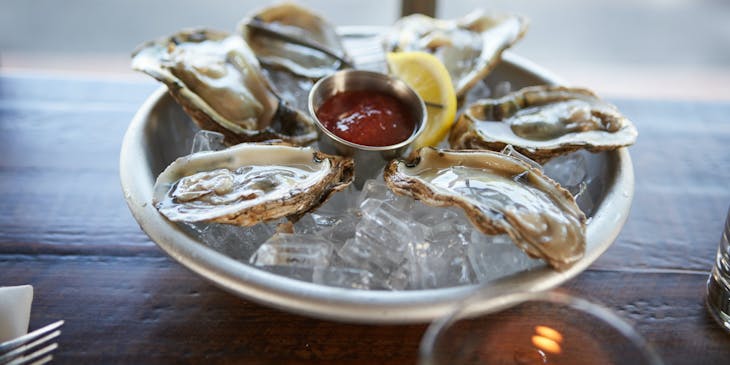 Six oysters on a bed of ice.