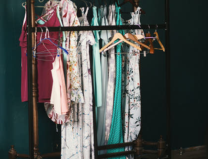 Perchero con ropa colgada en un negocio de Perchero completo para LuLaRoe.