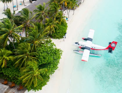 Avión estacionado en una lujosa isla de negocios en las Maldivas
