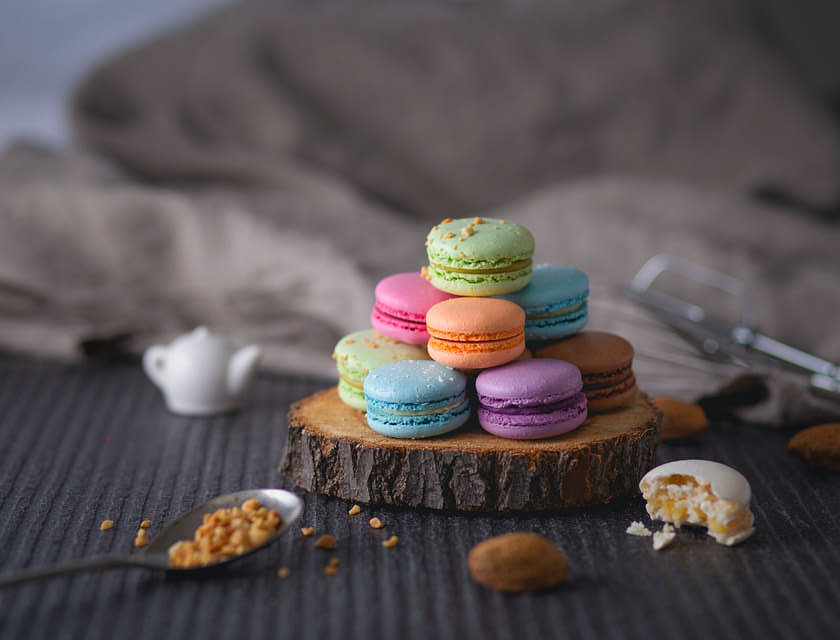 Variedade colorida de macarons empilhados.
